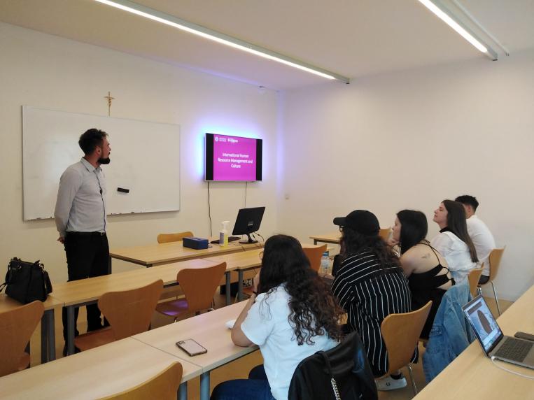 Docente da Universidade Babeș-Bolyai em aula de mestrado em PTO